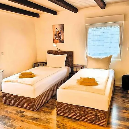 Hotel Cjs - Chill Or Drive Am Nuerburgring, New Box Spring Beds, New Furniture, Free Parking, Wlan, Tv-streaming, Quiet Location