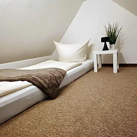 Hotel Cjs - Chill Or Drive Am Nuerburgring, New Box Spring Beds, New Furniture, Free Parking, Wlan, Tv-streaming, Quiet Location